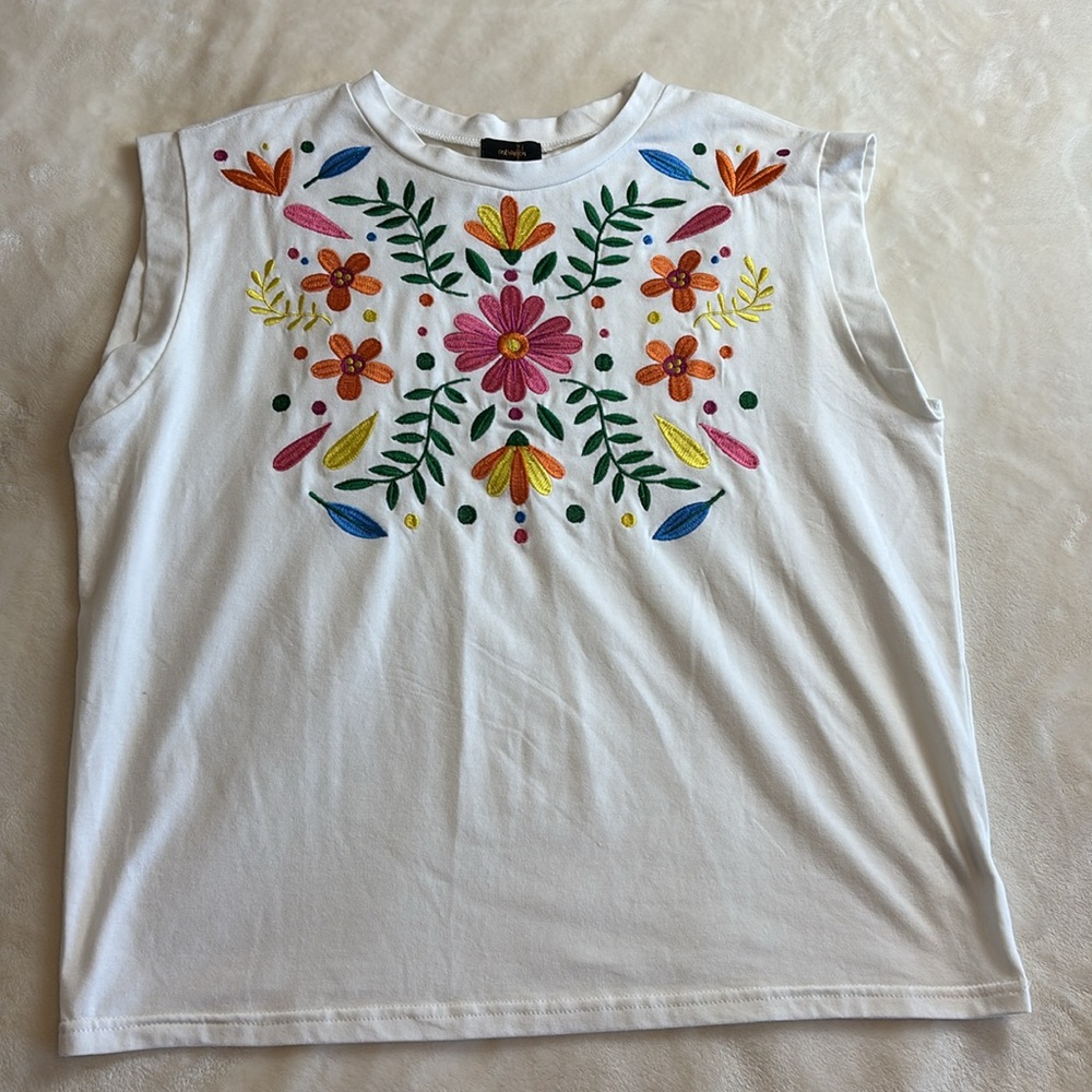 Women's Ontwelfth Embrodiered Floral White Sleeveless Summer Top - Gorgeous! XL